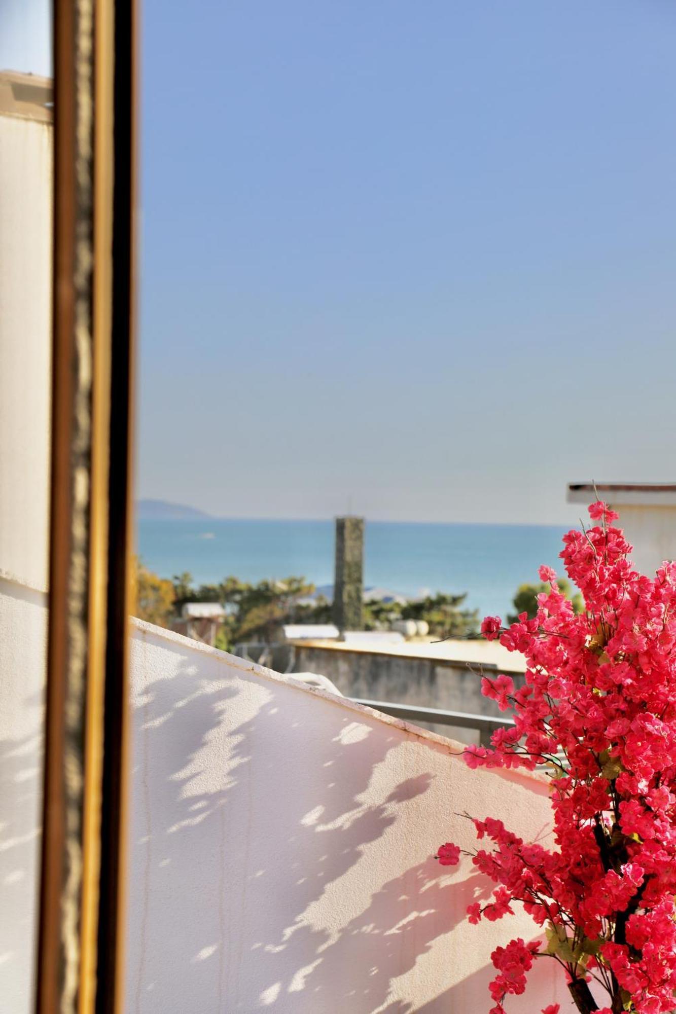 Sea View Apartments Golem  Bagian luar foto